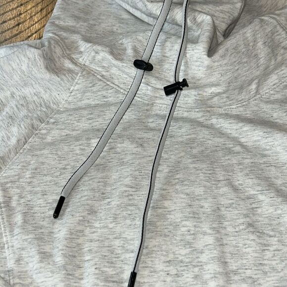 Athleta Ninja 🥷 Hoodie with both Kangaroo 🦘and Thumb 👍 Pockets Soft comfy - Picture 7 of 15